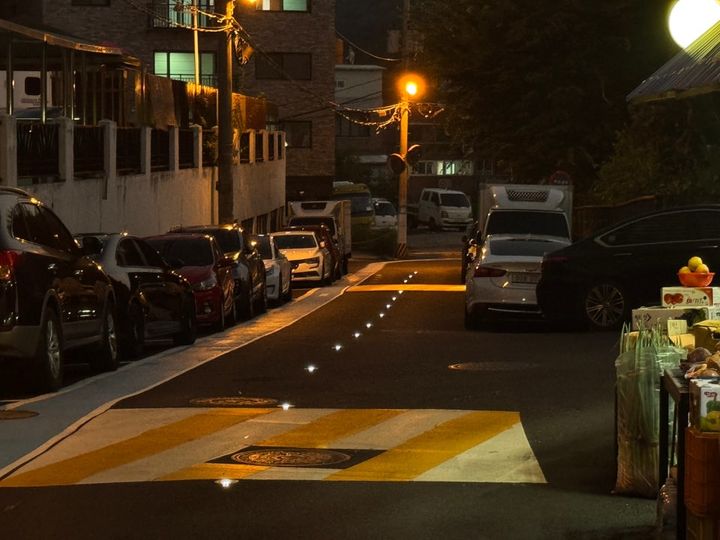 [광명=뉴시스]소하2동 골목길 도로 한 복판에 솔라표지병이 LED등을 밝혀 차선을 명확히 하고, 밤길을 밝히고 있다.(사진=광명시 제공)2025.08.14.photo@newsis.com&nbsp; *재판매 및 DB 금지