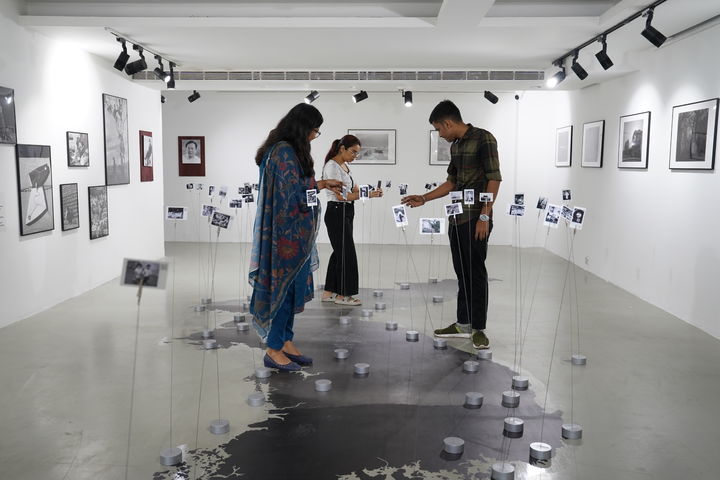 특별 사진전 '한국, 아픔과 꿈을 어루만지다'에서 전시를 즐기는 관람객들. (사진=주인도한국문화원 제공) *재판매 및 DB 금지