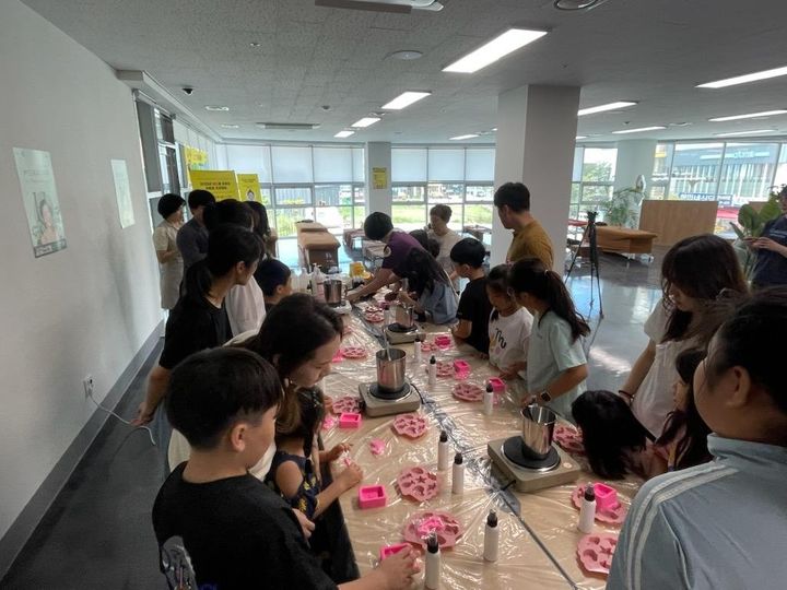 [보령=뉴시스] 보령시가 마련한 '아토피 건강캠프' 진행 모습. (사진=보령시청 제공) 2025.0814. photo@newsis.com *재판매 및 DB 금지