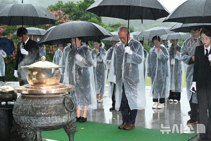 [서울=뉴시스]13일 광복 80주년을 맞아 한국을 찾은 독립유공자 후손들이 국립현충원 현충탑 앞에서 참배하고 있다.