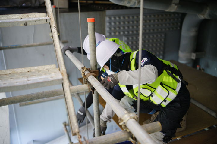 [부산=뉴시스] 부산시설공단 직원들이 광안대교 강교도장 공사 현장을 점검하고 있다. (사진=부산시설공단 제공) 2025.08.14. photo@newsis.com *재판매 및 DB 금지