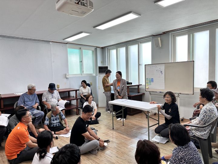 [보령=뉴시스] 원산출장소의 '찾아가는 민생회복 소비쿠폰' 접수 모습. (사진=보령시청 제공) *재판매 및 DB 금지