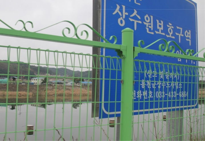 [홍천=뉴시스] 14일 홍천군 상하수도사업소는 여름철을 맞아 오는 17일까지 상수원보호구역 내 수영, 낚시, 취사, 어패류 채집 등 불법행위에 대해 특별단속을 시행한다 고 밝혔다. 사진은 홍천읍 상수원. syi23@newsis.com *재판매 및 DB 금지