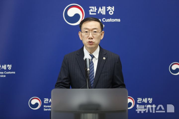 [인천=뉴시스] 김동영 기자 = 이명구 관세청장이 14일 오전 인천 연수구 송도동 인천세관 통합검사센터 압수창고에서 국민 생명·안전·재산을 위협하는 경제 국경 5대 민생범죄 집중단속 계획을 발표하고 있다. 2025.08.14. dy0121@newsis.com 
