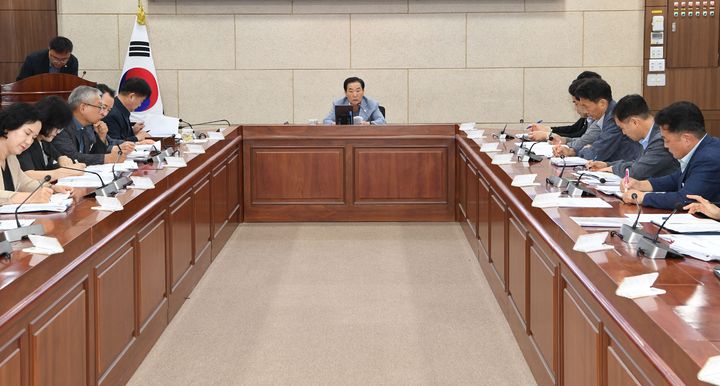 [창녕=뉴시스] 성낙인 군수 주재로 민생회복 소비쿠폰 지급률 100%를 위한 간부회의를 개최하고 있다. (사진= 창녕군 제공) 2025.08.14. photo@newsis.com *재판매 및 DB 금지