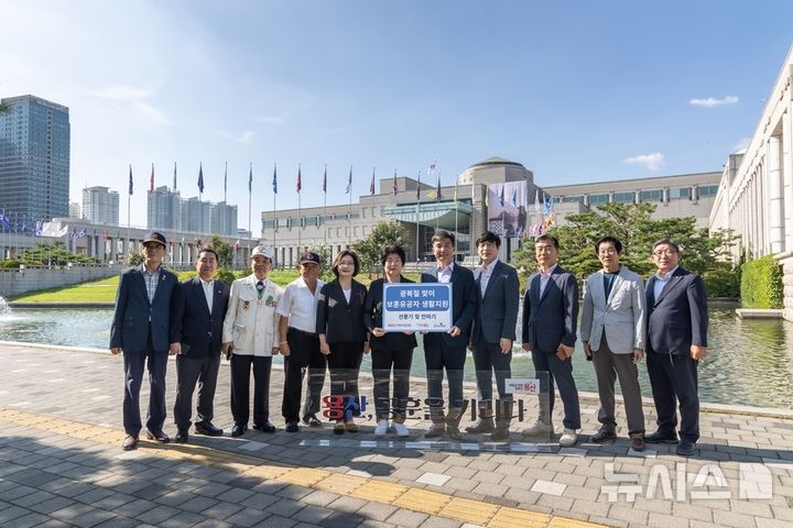 [서울=뉴시스] HDC현대산업개발은 광복절을 맞아 용산 전쟁기념관에서 기탁식을 열고 용산구 관내 보훈유공자들에 생활용품을 지원하고 기념사진을 촬영했다. (사진 왼쪽부터 박희영 용산구청장, 이점필 용산구보훈단체연합회장, 김경원 용산복지재단 사무국장, 도기탁 HDC현대산업개발 상무)