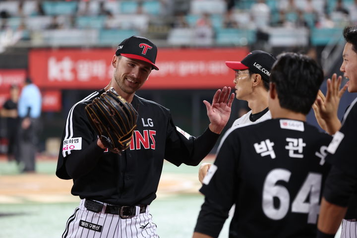 [서울=뉴시스] 프로야구 LG 트윈스의 앤더스 톨허스트가 12일 수원KT위즈파크에서 열린 2025 신한 쏠뱅크 KBO리그 KT 위즈와의 경기에서 이닝을 마친 뒤 마운드를 내려가고 있다. (사진=LG 트윈스 제공) 2025.08.12. *재판매 및 DB 금지