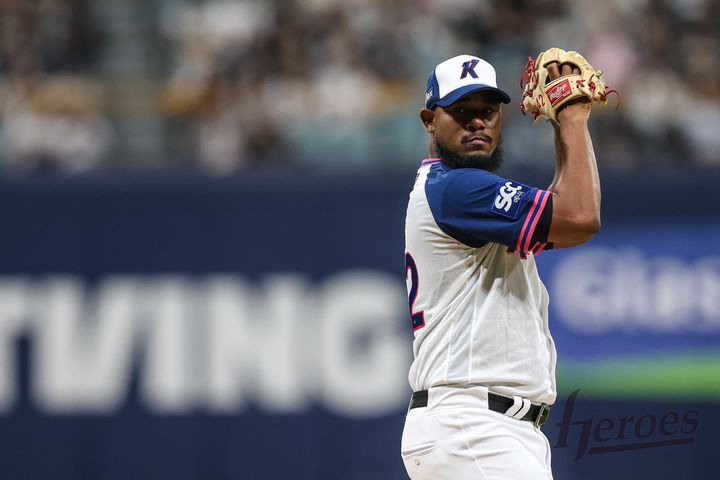 [서울=뉴시스] 프로야구 키움 히어로즈 C.C 메르세데스가 9일 고척스카이돔에서 열린 2025 신한 쏠뱅크 KBO리그 두산 베어스와의 경기에 선발 등판해 공을 던지고 있다. (사진=키움 히어로즈 제공) 2025.08.09. *재판매 및 DB 금지