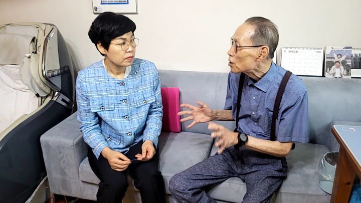 [수원=뉴시스] 유족 위문. (사진=경기남부보훈지청 제공) 2025.08.14. photo@newsis.com *재판매 및 DB 금지