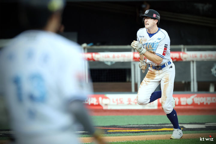 [서울=뉴시스] 프로야구 KT 위즈 앤드류 스티븐슨이 10일 수원 KT위즈파크에서 열린 2025 신한 쏠뱅크 KBO리그 삼성 라이온즈와의 경기에서 안타를 치고 베이스를 돌고 있다. (사진=KT 위즈 제공) 2025.08.10. *재판매 및 DB 금지