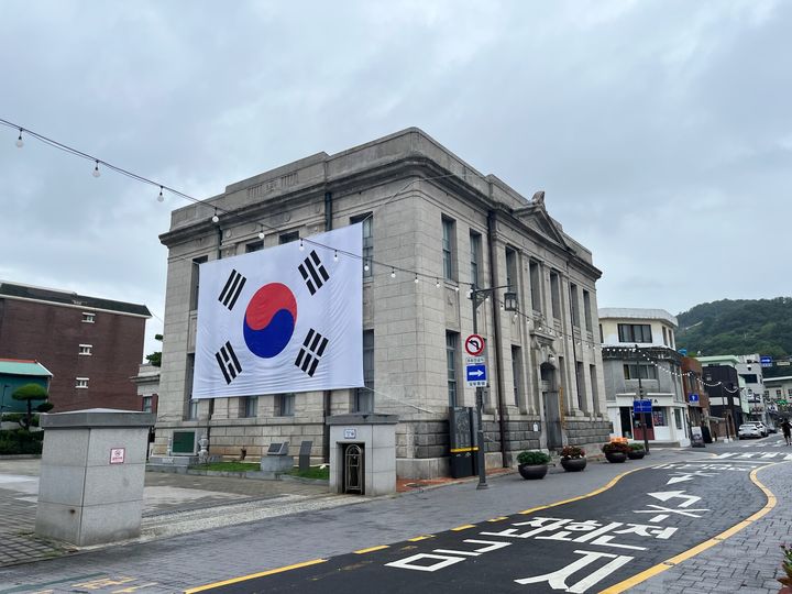 [목포=뉴시스]광복 80주년 맞아 대형 태극기가 게시된 목포근대역사관. 해당 건물은 과거 동양척식주식회사 목포지점으로 사용됐다. (뉴시스 DB) 2025.08.14. photo@newsis.com *재판매 및 DB 금지