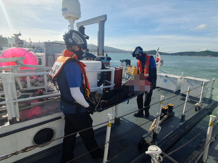 [완도=뉴시스] 지난 13일 가족묘 이장 작업을 위해 산을 올랐다가 탈진한 70대 남성이 완도해경에 의해 구조되고 있다. (사진 = 완도해경 제공) 2025.08.14. photo@newsis.com *재판매 및 DB 금지