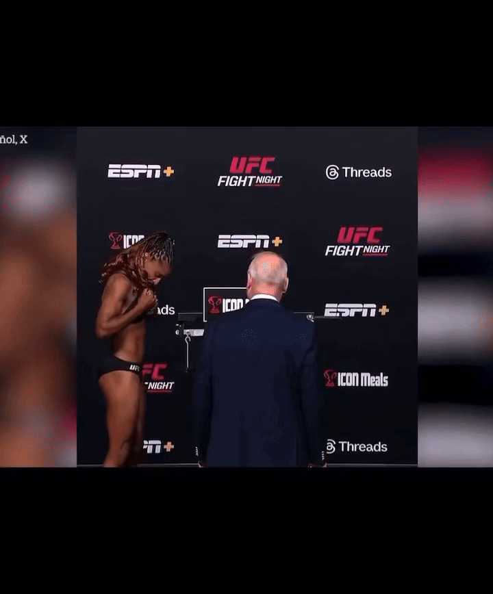 [뉴시스] UFC 스타 안젤라 힐이 경기 전 몸무게 측정 시 몸무게를 줄이려 가슴 패드를 빼다가 떨어트리는 모습이 포착됐다.(사진=유튜브)&nbsp; *재판매 및 DB 금지