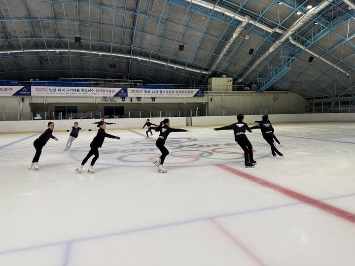 [서울=뉴시스] 피겨스케이팅 종목 국가대표 후보 선수단과 청소년 대표, 꿈나무 선수들이 7월29일부터 태릉선수촌에서 하계 집중 훈련을 진행했다. (사진=대한빙상경기연맹 제공) 2025.08.14. *재판매 및 DB 금지