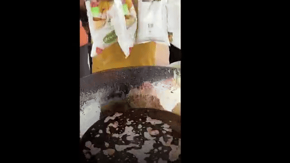 [뉴시스]인도의 한 노점상이 뜨거운 기름이 들어있는 팬안에 기름 봉지를 그대로 넣는 장면이 포착됐다.(사진=인스타그램=@therealharryyuppal).2025.08.14 *재판매 및 DB 금지