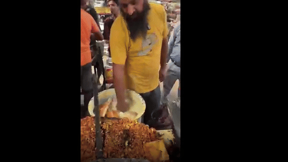 [뉴시스]상인이 빵을 맨손으로 집어 팬에 넣는 장면이 공개됐다.(사진=인스타그램=@therealharryyuppal).2025.08.14 *재판매 및 DB 금지 