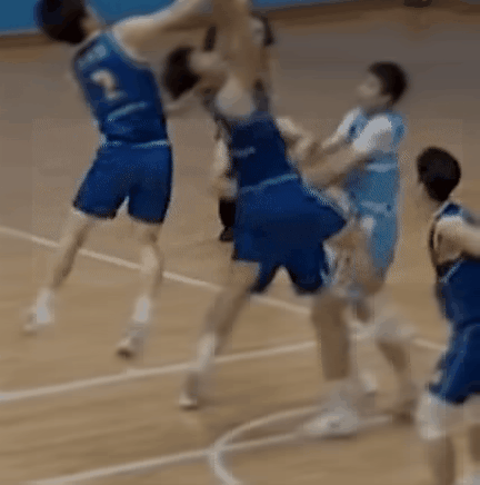 [뉴시스] 12일 한국중고농구 주말리그 경기 도중 한 학생 선수가 상대 선수의 얼굴을 주먹으로 가격하는 사건이 발생했다. (사진=한국중고농구연맹 제공) *재판매 및 DB 금지