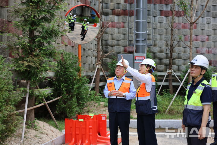 [세종=뉴시스]한국남부발전은 김준동 사장이 지난 13일 신세종빛드림본부를 찾아 안전보건관리 이행실태를 점검하고 안전경영 활동을 펼쳤다.(사진=남부발전 제공)