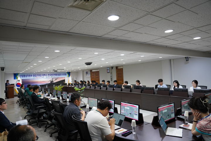 [태백=뉴시스] 원자력환경공단과 태백시청이 산업통상자원부 기자단과 질의응답을 진행하는 모습. (사진=원환공 제공) 2025.08.14. photo@newsis.com *재판매 및 DB 금지