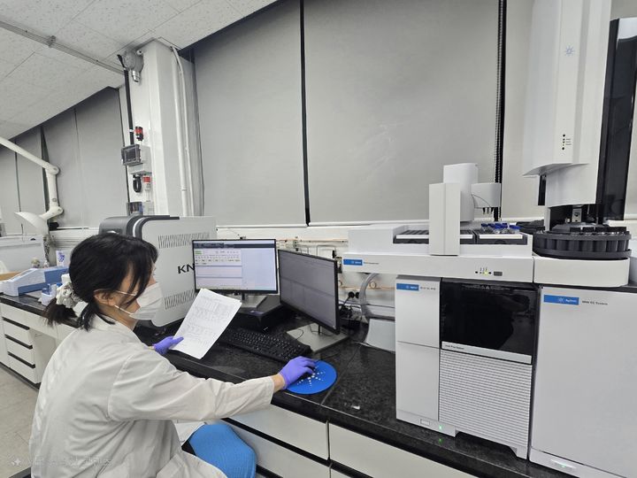 [대전=뉴시스] 대전시는 대전상수도사업본부 수질연구소는 국제표준화기구(ISO/IEC)가 인정한 미국 국제 숙련도 평가기관이 주관한 '국제공인 숙련도 능력 평가시험'에서 8년 연속 우수기관으로 선정됐다고 14일 밝혔다. (사진=대전시 제공) 2025.08.14. photo@newsis.com *재판매 및 DB 금지
