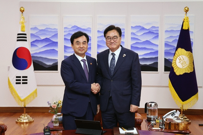 [서울=뉴시스]우원식 국회의장은 14일 오전 국회에서 안규백 국방부 장관을 접견했다. (사진=국회의장실 제공) 2025.08.14. photo@newsis.com *재판매 및 DB 금지