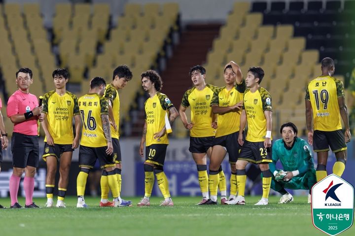 [서울=뉴시스] 프로축구 K리그2 전남드래곤즈 선수단. (사진=한국프로축구연맹 제공) *재판매 및 DB 금지