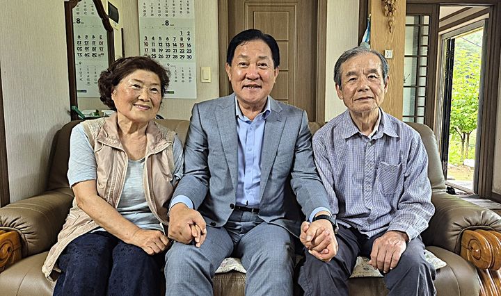 광복절 맞아 독립유공자 유족 방문 모습. *재판매 및 DB 금지