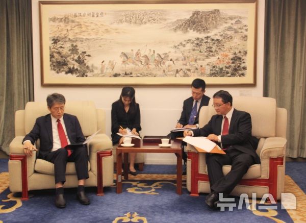 [베이징=뉴시스] 류진쑹 외교부 아주사장(아시아국장·오른쪽)은 13일 김한규 주(駐)중국대사대리와 만나 현안에 대해 의견을 교환했다고 중국 외교부가 밝혔다.(사진=중국 외교부 홈페이지 갈무리) 2025.08.14 photo@newsis.com