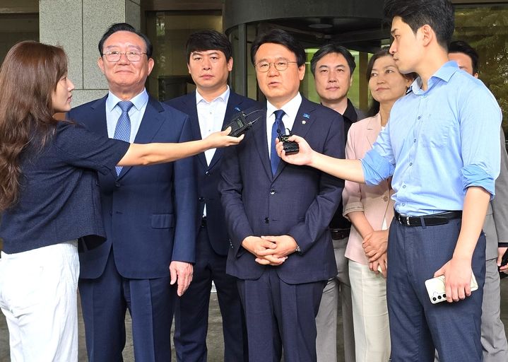 [대전=뉴시스] '울산시장 선거개입 의혹'으로 재판에 넘겨진 황운하 조국혁신당 의원이 14일 대법원에서 무죄를 확정받은 뒤 소감을 밝히고 있다. (사진=조국혁신당 대전시당 제공) 2025.08.14. photo@newsis.com *재판매 및 DB 금지