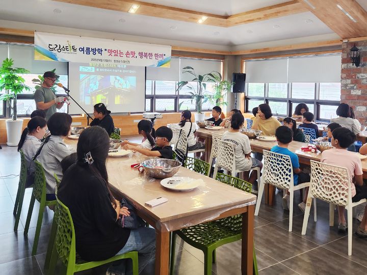 [함양=뉴시스] 함양군 드림스타트 ‘맛있는 손맛, 행복한 한끼’ 체험활동 (사진=함양군 제공) 2025. 08. 14. photo@newsis.com&nbsp; *재판매 및 DB 금지