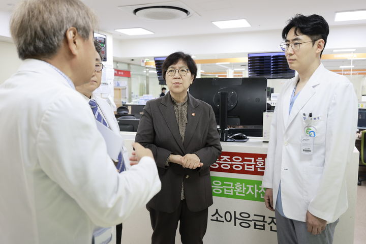 [서울=뉴시스] 정은경 보건복지부 장관은 14일 충북대학교병원을 방문해 현장 의료진을 격려했다. (사진=보건복지부 제공) *재판매 및 DB 금지