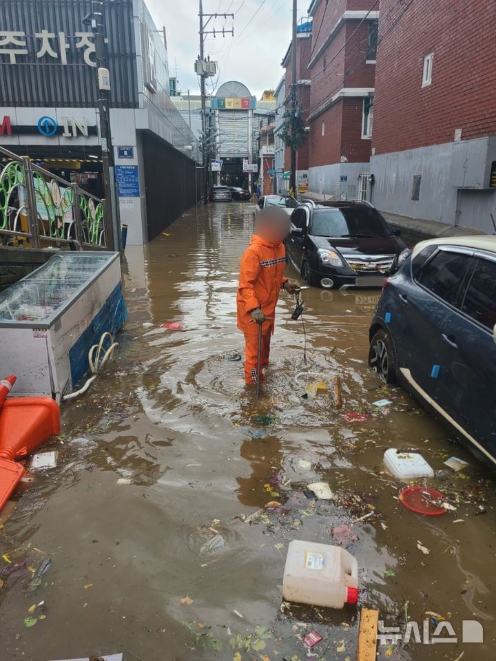 [인천=뉴시스] 지난 13일 인천 서구 석남동 강남시장 인근 도로와 주차장이 침수돼 신고를 받고 출동한 소방당국이 안전조치하고 있다. (사진=인천소방본부 제공) 2025.08.14. photo@newsis.com