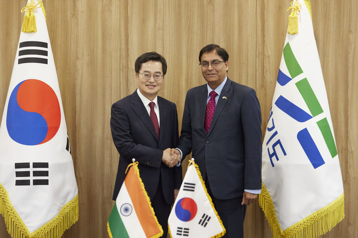 [수원=뉴시스] 14일 오전 경기도청 집무실에서 김동연 지사가 아밋 쿠마르(Amit Kumar) 주한인도대사와 기념 촬영을 하고 있다. (사진=경기도 제공) 2025.08.14. photo@newsis.com *재판매 및 DB 금지