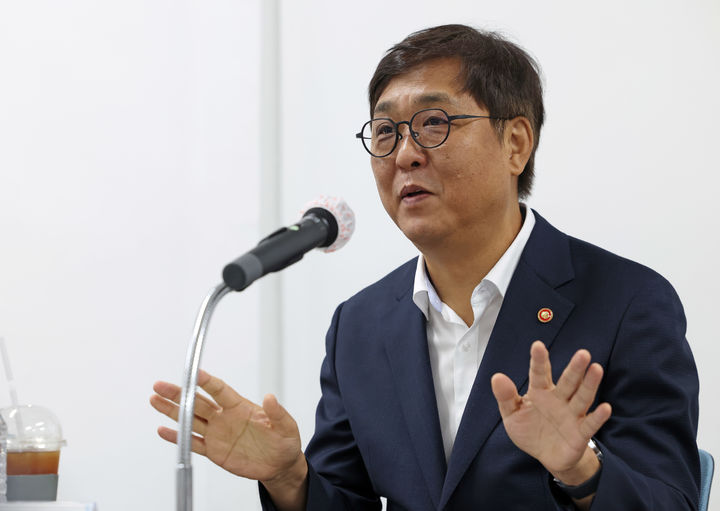 최휘영 문화체육관광부 장관이 14일 서울 마포구 영화진흥위원회 영화교육지원센터에서 연출, 제작, 투자, 배급, 상영, 독립영화, 영화제 등 영화계 각 분야 대표를 만나 영화계 소통 간담회를 갖고 한국 영화산업 회복을 위한 지원 방안을 논의하고 있다. (사진=문체부 제공) *재판매 및 DB 금지