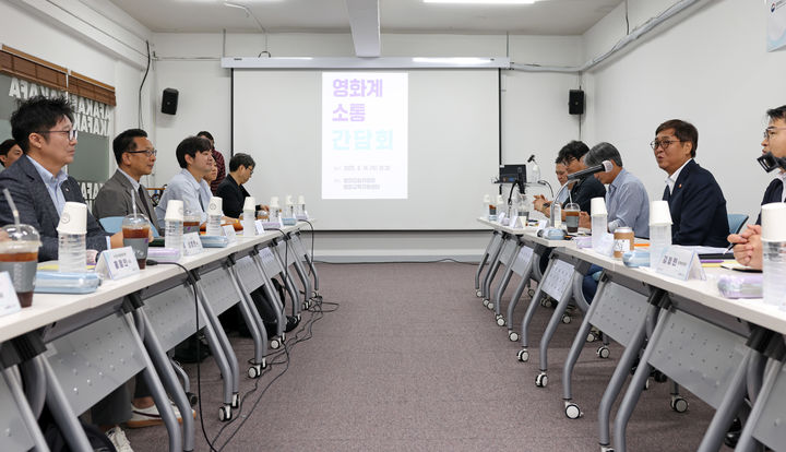 최휘영 문화체육관광부 장관이 14일 서울 마포구 영화진흥위원회 영화교육지원센터에서 연출, 제작, 투자, 배급, 상영, 독립영화, 영화제 등 영화계 각 분야 대표를 만나 영화계 소통 간담회를 갖고 한국 영화산업 회복을 위한 지원 방안을 논의하고 있다. (사진=문체부 제공) *재판매 및 DB 금지