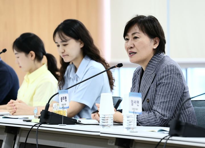 [세종=뉴시스] 송미령 농림축산식품부 장관이 14일 MZ세대 공무원과 브레인스토밍 자리를 마련해 국민 체감형 농정 아이디어 발굴에 나섰다. (사진 = 농식품부 제공) 2025.08.14. *재판매 및 DB 금지