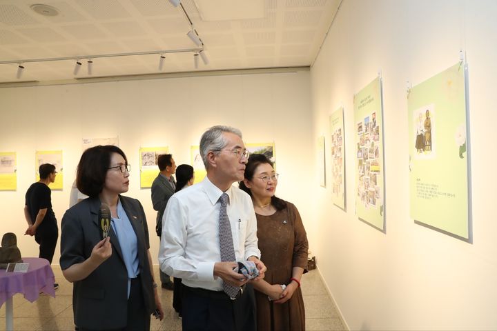 [창원=뉴시스]14일 박종훈(가운데)경남교육감이 현판 제막식 후 '김복동평화도서관' 내부를 둘러보고 있다.(사진=경남교육청 제공) 2025.08.14.photo@newsis.com *재판매 및 DB 금지