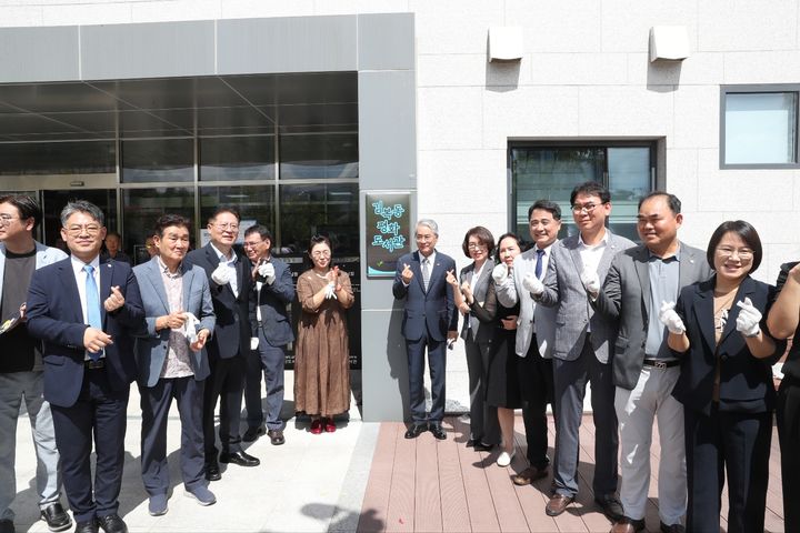 [창원=뉴시스]14일 경상남도교육청 양산도서관의 별칭을 '김복동평화도서관'으로 선포하고 현판 제막식을 진행하는 모습.(사진=경남교육청 제공) 2025.08.14.photo@newsis.com *재판매 및 DB 금지