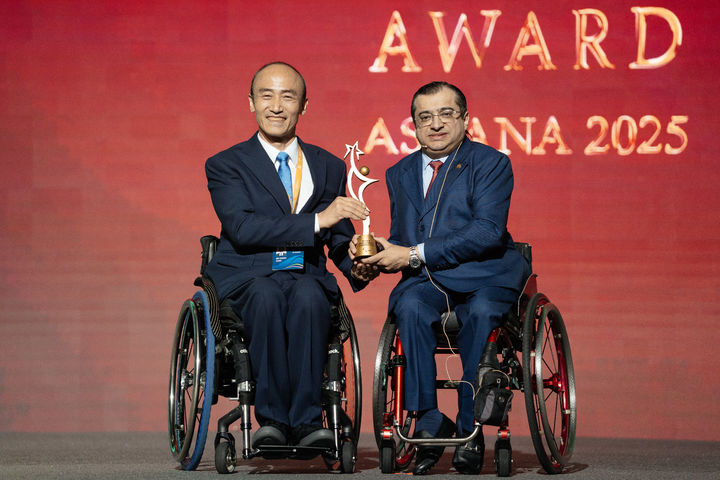 [서울=뉴시스] 대한장애인체육회가 13일 카자흐스탄 아스타나에서 열린 2025 아시아패럴림픽위원회(APC) 아시안 어워즈에서 우수 국가패럴림픽위원회(NPC) 상을 받았다. 사진은 정진완 대한장애인체육회장(사진 왼쪽)과 마지드 라셰드 APC 위원장. (사진 = 대한장애인체육회 제공) *재판매 및 DB 금지
