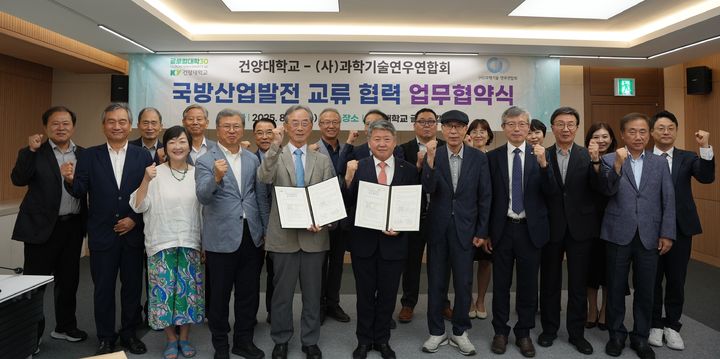 [대전=뉴시스] 협약을 맺은 건양대학교와 과학기술연우연합회 관계자들 기념촬영. (사진=건양대 제공) 2025.08.14. photo@newsis.com *재판매 및 DB 금지