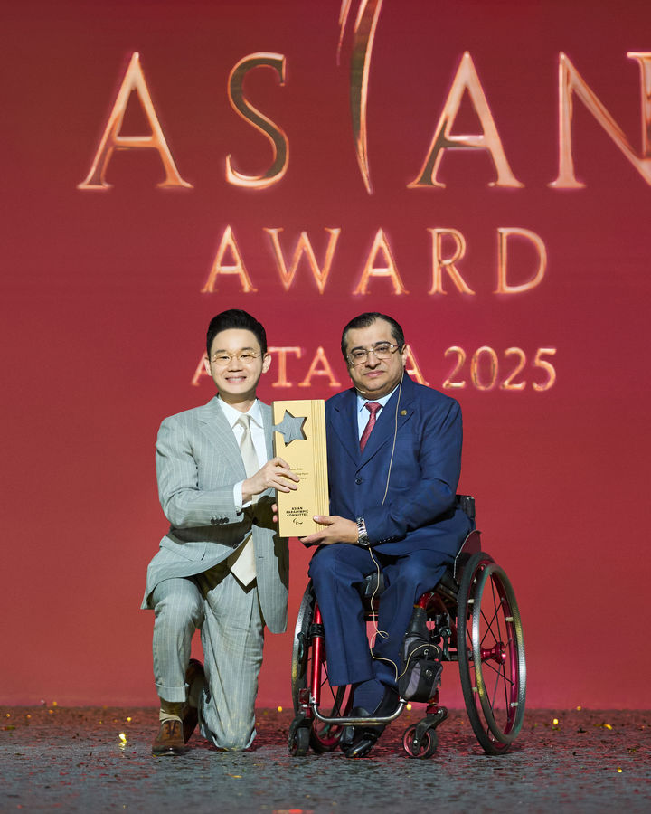 [서울=뉴시스] 배동현 BDH재단 이사장이 13일 카자흐스탄 아스타나에서 열린 2025 아시아패럴림픽위원회(APC) 아시안 어워즈에서 아시아훈장을 받았다. 사진은 배동현 이사장(사진 왼쪽)과 마지드 라셰드 APC 위원장. (사진 = 대한장애인체육회 제공) *재판매 및 DB 금지