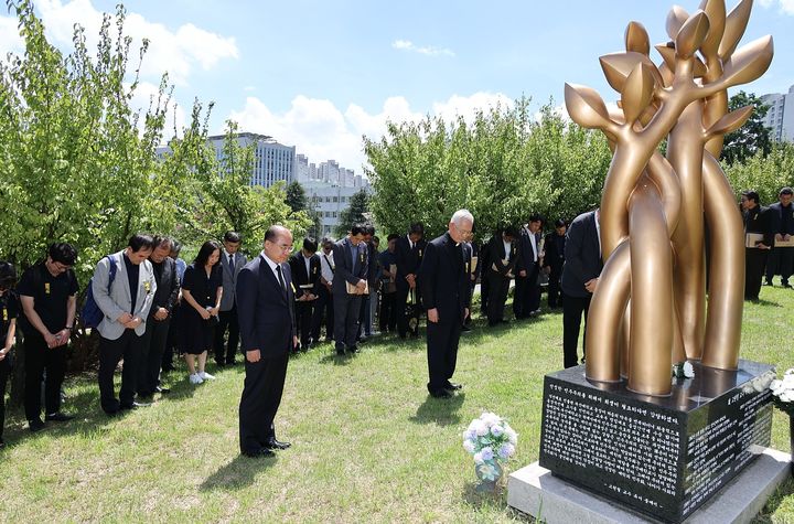 [부산=뉴시스] 부산대학교는 부산대 교수회와 고현철교수기념사업회 공동 주최로 2015년 총장직선제와 대학 자율화를 요구하며 투신한 고(故) 고현철 교수의 10주기 추도식을 14일 오전 부산 금정구 대학 내 10·16기념관에서 개최했다고 밝혔다. (사진=부산대 제공) 2025.08.14. photo@newsis.com *재판매 및 DB 금지