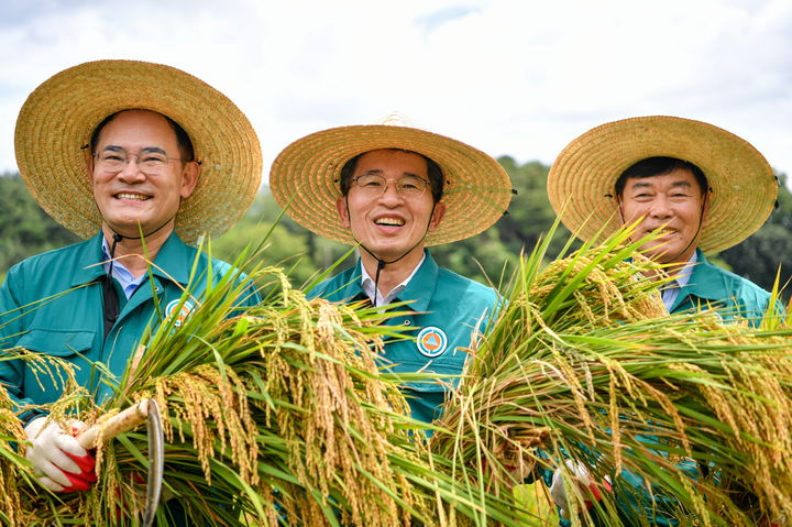 [영주=뉴시스] 영주시 광복쌀 재배단지에서 첫 벼베기 행사가 열렸다. 왼쪽부터 임종득 국회의원. 유정근 영주시장 권한대행, 김병기 영주시의회 의장. (사진=영주시 제공) 2025.08.14. photo@newsis.com *재판매 및 DB 금지
