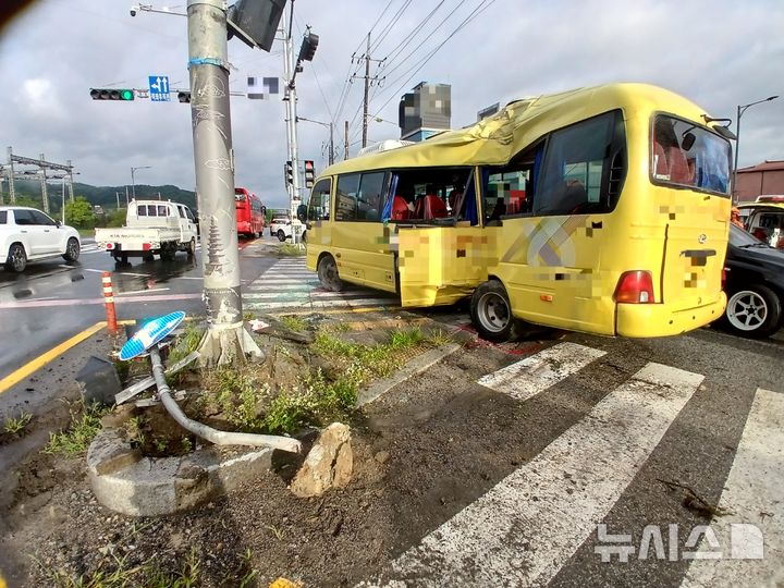 [충주=뉴시스] 14일 충북 충주시 대소원면의 한 사거리 인근에서 25인승 버스가 도로 우측의 전신주를 들이받는 사고가 발생했다. (사진= 충주소방서 제공) 2025.08.14. photo@newsis.com *재판매 및 DB 금지