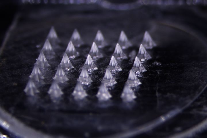 [서울=뉴시스] 대웅테라퓨틱스가 개발한 마이크로니들 패치를 6.7배 확대 촬영한 모습 (사진=대웅제약 제공) 2025.08.14. photo@newsis.com *재판매 및 DB 금지