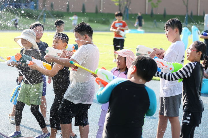 [순창=뉴시스] 지난해 '제2회 꼼순락-꼬마들의 순창 오락실'에 참여한 어린이들이 물총놀이를 하고 있다. *재판매 및 DB 금지