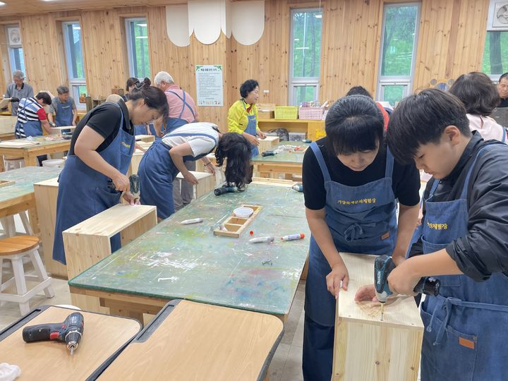 [거창=뉴시스] 거창군 하반기 선도자 목공체험교실 운영 (사진=거창군 제공) 2025. 08. 14. photo@newsis.com *재판매 및 DB 금지