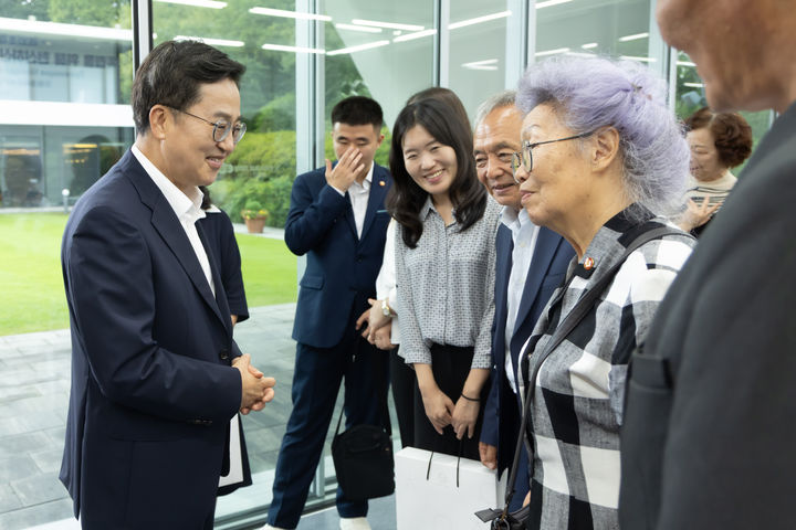 [수원=뉴시스] 14일 오전 김동연 지사가 국외에 거주 중인 독립유공자 후손들과 도담소에서 인사를 하고 있다. (사진=경기도 제공) 2025.08.14. photo@newsis.com *재판매 및 DB 금지