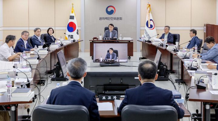 [세종=뉴시스]제218회 원자력안전위원회 회의 사진이다.(사진=원안위 제공) *재판매 및 DB 금지