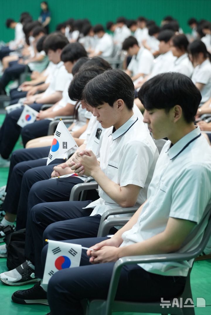 [수원=뉴시스] 14일 경기 수원 삼일공업고등학교 교원과 학생들이 제80주년 광복절을 맞아 '광복 80주년 기념 타임캡슐 봉입식'을 진행하고 있다. (사진=삼일공업고등학교 제공) 2025.8.14. photo@newsis.com *재판매 및 DB 금지